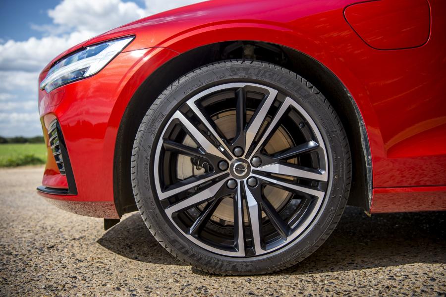 Колеса Volvo S60 T8 R-Design 2019 года  (UK) (фото 38 из 40)